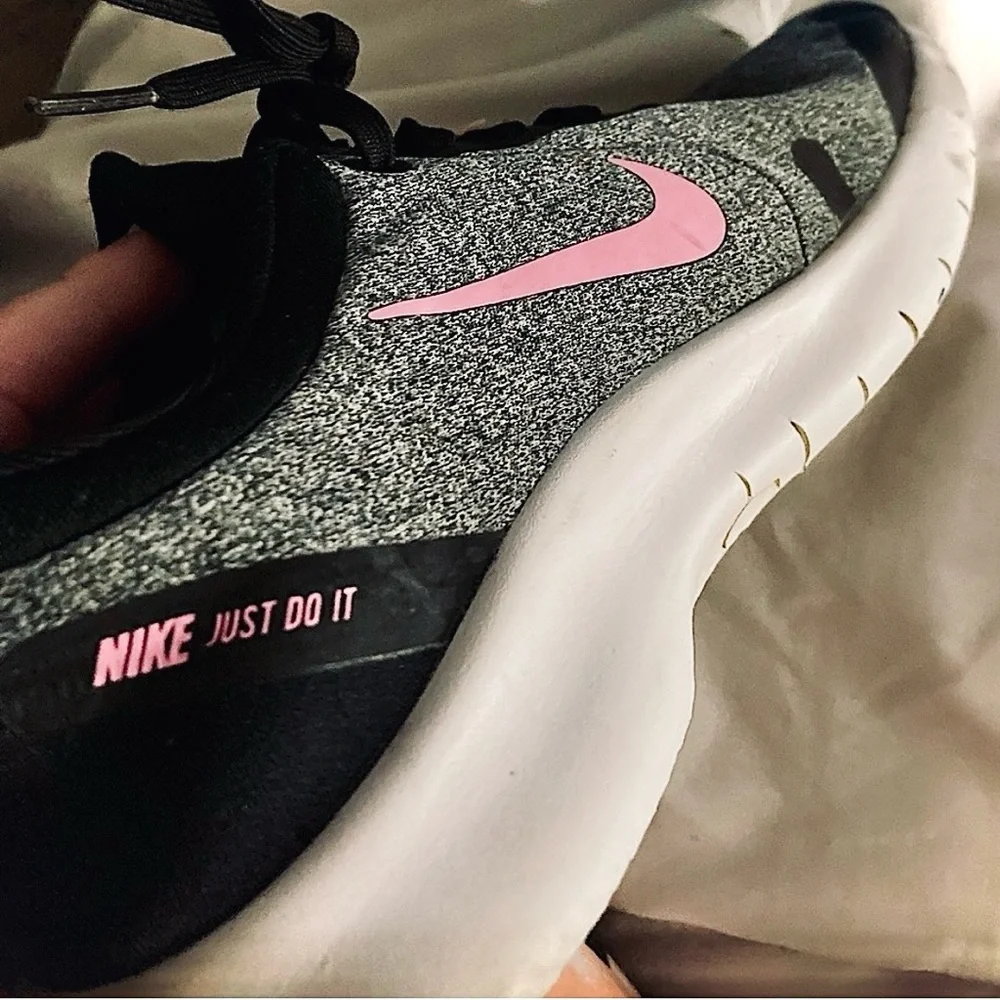 NIKE Sneakers, Gray, Black, & White w/ Pink Logo, Size: 7, Good Condition! SHOE1